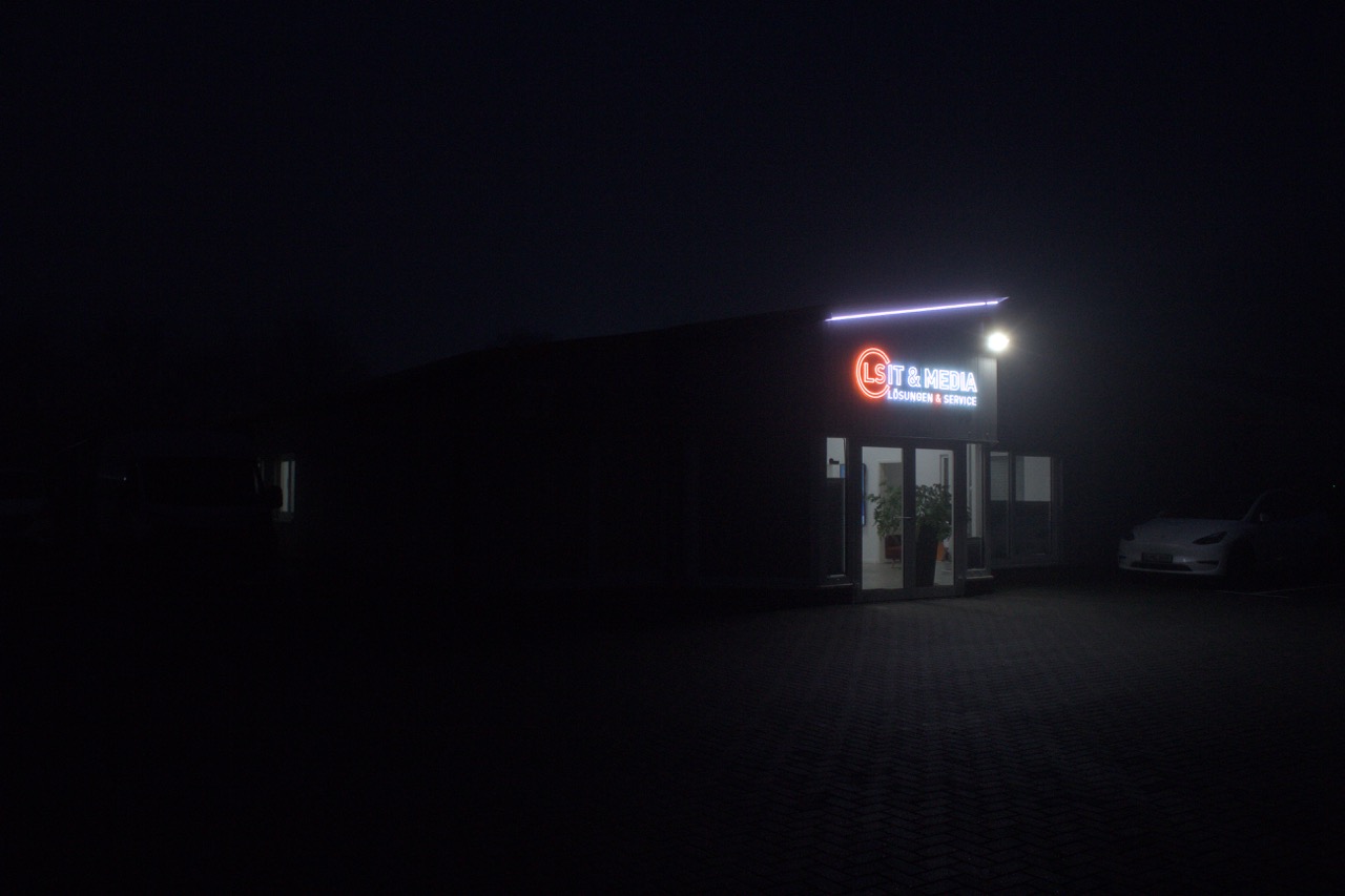 LED-Wall im Sitzungssaal der Stadt Leer